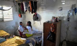 La cubana Diana Ruiz vive cada día un calvario para conseguir alimentos para su hijo/Foto AFP