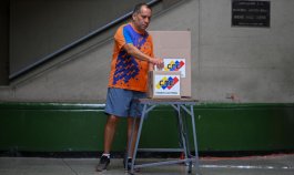 Los testigos electorales deben contar con su acreditación para entrar en las mesas de votación. / Foto AFP