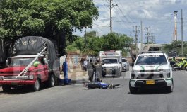 La víctima fatal murió en el lugar de los hechos, mientras que otra persona resultó herida y fue trasladada a un centro asistencial para recibir atención médica.
