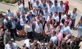 Una postal para el recuerdo, la que se tomaron el presidente electo con las autoridades ainfitrionas de Norte de Santander./Foto: Orlando Carvajal/La Opinión