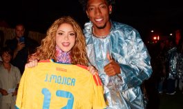 Johan Mojica se encontró con Shakira y le entregó la ‘Tricolor’