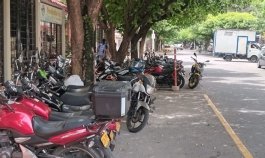 Al igual que los taxis, ahora los motociclistas también 'legalizaron' parqueaderos en el espacio público./Foto: Carlos Ramírez/La Opinión