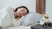 El peligro de trasnochar: descubren que una noche sin dormir altera equilibrio celular del cerebro