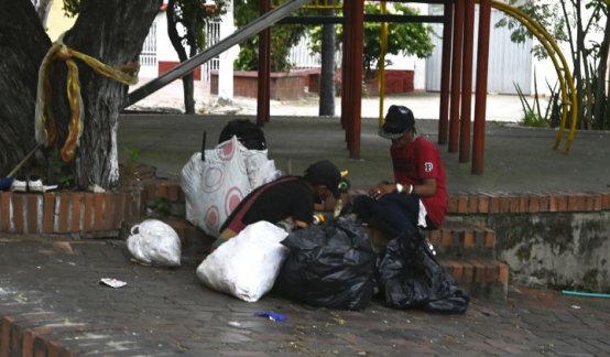 Los líderes mencionaron que la falta de iluminación y el deterioro de los espacios públicos contribuyen a que se cometan estos actos ilegales. / Foto: La Opinión 