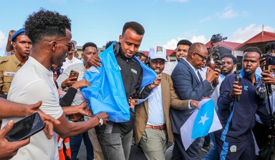 El árbitro somalí Omar Artan, que finalmente no podrá estar en el Mundial de Fútbol al prohibirle su entrada las autoridades de los Estados Unidos, será el encargado de dirigir la final de la Supercopa de Europa entre el PSG francés y el Aston Villa inglés, según anunció este jueves la UEFA.