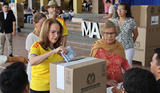Las mujeres representan más de la mitad de los electores registrados a nivel nacional. / Fotos Carlos Ramírez-La Opinión