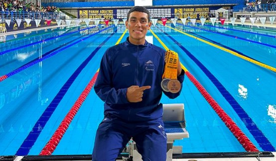  Julián Sarmiento una de las nuevas promesas de la natación nortesantandereana luce las dos medallas conquistadas en Ibagué.