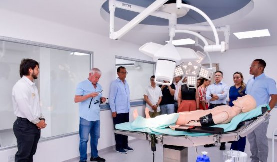 El área del quirófano simulado es uno de los espacios de alta complejidad para el entrenamiento de la toma de decisiones quirúrgicas en un entorno clínico 100 % controlado y seguro.