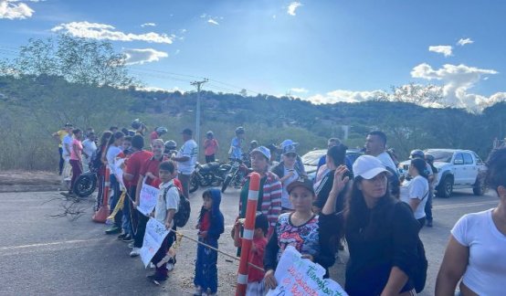 Protesta padres de familia