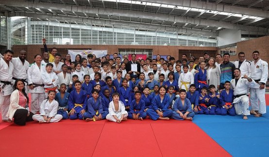 En Bogotá, el nuevo semillero del judo colombiano vivió una jornada de aprendizaje junto a la medallista olímpica Yuri Alvear.