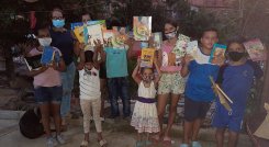 Niños reciben sus libros en el sector de Islandia en el barrio Belén en Cúcuta. / Fotos cortesía