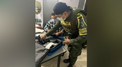 El secretario de Tránsito, Jorge González entregó los dos equipos a la policía. / Foto: Cortesía.   