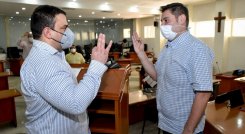 Jesús Sepúlveda (izquierda) toma juramento ante el presidente del Concejo, Leonardo Jácome