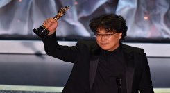 Bong Joon-Ho, el cineasta que hizo historia en 2020 al ganar no una, sino cuatro estatuillas de los Oscar por su cinta Parasite, sigue reescribiendo la historia del cine. Foto ARCHIVO La Opinión