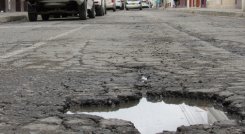 La mayoría de las calles están en mal estado por el deterioro del asfalto. 