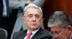 El expresidente Álvaro Uribe asegura que las cifras de la JEP sobre falsos positivos están sesgadas y buscan desacreditar su gobierno. 