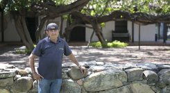 Francisco posa frente el imponente laurel hindú, conocido como el árbol caminante.