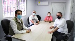 La Registraduría compartió esta fotografía de la reunión entre el registrador Alexander Vega y los voceros de la revocatoria Jaime Vásquez y Miguel Galingo. / Foto: Registraduría
