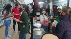 Los usuarios aprenden a separar en la fuente los residuos sólidos. 