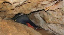 A la cueva de Escalones se ingresa arrastrándose. / Fotos La Opinión