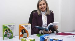 Elizabeth Gómez ha desarrollado libros y juegos para ejercitar la memoria de los enfermos de Alzheimer. / Foto: Cortesía