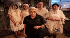 Luz María Rondón, Sharon Riley, Carmen Milagros Ortíz, Flor Joglar y Carmen Nydia Velásquez protagonizan ‘Perfume de gardenias’, una comedia dramática de humor negro con grasa tropical. / Foto Instagram