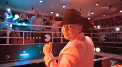 Giovanny Ayala es un artista de la música popular muy reconocido.