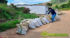 La Unidad Técnica Ambiental y la Fundación Bioentorno avanzan con el proceso de recolección de recipientes con sustancias tóxicas para evitar contaminación de fuentes hídricas en Ocaña. / Cortesia 