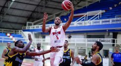 Jovonni Shuler jugador de Motilones del Norte en el partido contra Hurricanes