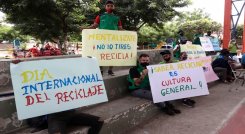 la ‘madera plástica’ que permitirá la construcción de casas de interés social con materiales reciclados provenientes botellas, bolsas y tapas. /La Opinión.