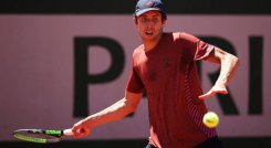 Daniel Galán durante su juego por primera ronda del cuadro principal de Roland Garros. / Foto: Getty Images - Adam Pretty