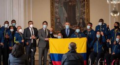 El presidente Iván Duque hizo entrega de la bandera a los para atletas que competirán en Tokio.