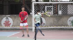En una improvisada cancha disfrutan de este deporte grandes y chicos.