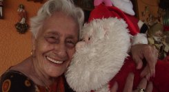 Murió Raquel Vega, con toda una vida coleccionando Papá Noel. En cada Navidad eran los invitados de honor en su casa. A la edad de 102 años se marchó al más allá como entre un sueño./ Foto: Cortesía