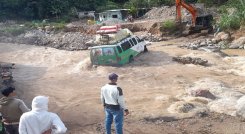 Desafiando las corrientes de agua que bajan de las montañas los labriegos exponen sus vidas para salir de la zona.