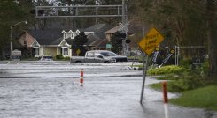 El gobernador Edwards advirtió que Ida será "una importante prueba" para el sistema de prevención de inundaciones del estado./AFP