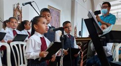 Los niños del Catatumbo a través de los cantos marianos claman por la paz mundial