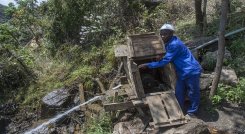 "Hice una turbina hidroeléctrica con el compresor de un refrigerador'. / AFP