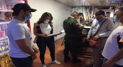 Integrantes del equipo COVID de Ocaña orientan a los comerciantes de la región sobre los protocolos de bioseguridad./ Foto Cortesía