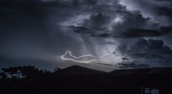 Contribuye al espectáculo la falta de electricidad./ Fotos AFP