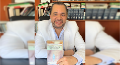Hernán es médico, ensayista y poeta, tiene 56 años.