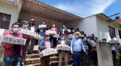 El alcalde Carlos Flórez entregó las semillas a los productores campesinos. Foto: Cortesía/La Opinión.