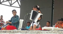 Muchos la han bautizado como la ‘Niña de los dedos de oro’ o la ‘Reina Isabel del acordeón’. /Foto: Cortesía/ La Opinión