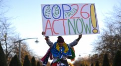 Grupos de peregrinación y artistas caminaron hasta Glasgow para crear conciencia sobre la crisis climática./AFP