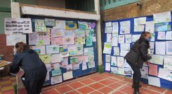 Los trabajos fueron elaborados por niños y jóvenes entre los 6 y 16 años. Foto: Roberto Ospino/La Opinión 
