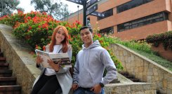 Si el estudiante presenta una necesidad económica, la Universidad otorga un descuento del 12% en el valor de la matrícula y un descuento adicional del 3% por pronto pago. 