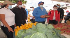 El gobernador, Silvano Serrano, pasó por cada uno de los puestos con productos de la región. Foto: Roberto Ospino/La Opinión.