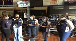 Es Escuadrón Móvil Anti-COVID adelanta operativos en los establecimientos comerciales para socializar la medida de la exigencia del carné. / Foto: Cortesía / La Opinión 