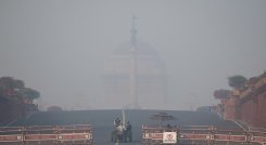 La gente tiene que caminar en medio de condiciones de niebla tóxica en Nueva Delhi el 20 de noviembre de 2021./AFP