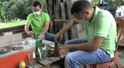 De una dificultad surgió la posibilidad de reciclar el vidrio en zona rural del municipio de Ábrego. / Foto: Cortesía / La Opinión 